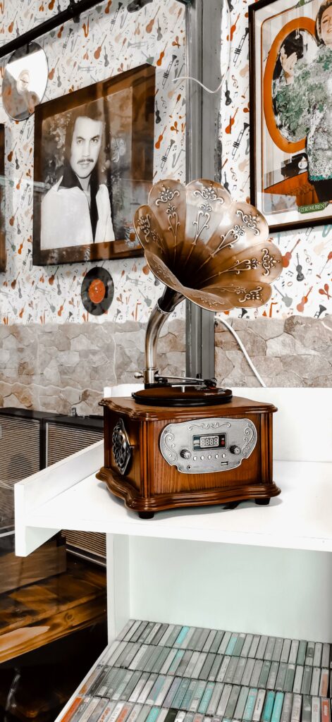 a record player that looks like an old grammophone